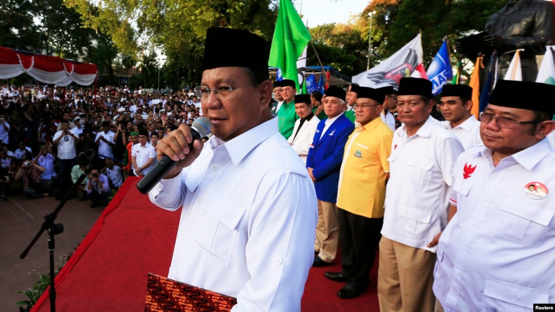 Kandidat presiden Indonesia yang kalah, Prabowo Subianto, bersama ketua-ketua partai yang mengusungnya, dalam sebuah acara. (Foto: Dok)