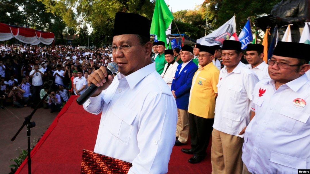 Kandidat presiden Prabowo Subianto berbicara dengan para pendukungnya di depan kepala-kepala partai koalisinya dalam penandatanganan koalisi permanen di Jakarta (14/7). (Reuters/Beawiharta)