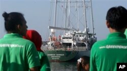 Kapal Rainbow Warrior III, milik organisasi lingkungan hidup Greenpeace saat merapat di pelabuhan Benoa, Denpasar, Bali, 31 Mei 2013 (Foto: dok).