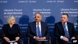 Từ trái: Bộ trưởng Tư pháp Anh Theresa May, Bộ trưởng Tư pháp Hoa Kỳ Eric Holder, và Bộ trưởng tư pháp Ukraine Makhnitsky dự Diễn đàn về Thu hồi Tài sản cho Ukraine, 29/4/14