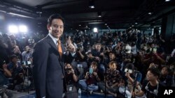 Pita Limjaroenrat, Ketua Partai Maju, berpose kepada media saat mengumumkan kemenangan pemilihan umum di markas partai di Bangkok, Senin, 15 Mei 2023. (Foto: AP)
