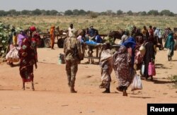 Porodice koje pobjegnu iz Ardamate u Zapadnom Darfuru prelaze u Adre, Čad, nakon talasa etničkog nasilja, 7. novembra 2023.