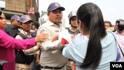 Yang Sophoan, president of the Cambodian Alliance of Trade Unions, clashes with the security police​ during a protest by over 100 members of labor unions in front of National Assembly, Monday April 4th 2016. (Leng Len/ VOA Khmer)