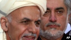 ທ່ານ Abdullah Abdullah(ຂວາ) ຟັງໃນຂະນະ ປ. Ashraf Ghani ກ່າວປາໄສທີ່ທຳນຽບປະທານາທິບໍດີ ທີ່ຄາບູລ ວັນທີ 4 ຕຸລາ 2014