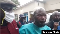 Zacharie Badiengila alias Ne Muanda Nsemi na bokomi na ye na Commissariat ya police na Kinshasa, 24 avril 2020. (Capture d'écran)