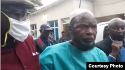 Zacharie Badiengila alias Ne Muanda Nsemi na bokomi na ye na Commissariat ya police na Kinshasa, 24 avril 2020. (Capture d'écran)