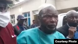 Zacharie Badiengila alias Ne Muanda Nsemi na bokomi na ye na Commissariat ya police na Kinshasa, 24 avril 2020. (Capture d'écran)