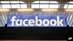 El logotipo de Facebook se muestra en una reunión para empresas emergentes en la Estación F. de París, el 17 de enero de 2017.
