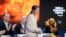 Miembros del panel aplauden a la activista del medio ambiente Greta Thunberg depués de hablar a invitados al Foro Económico Mundial de Davos, Suiza, el martes, 21 de enero de 2020.