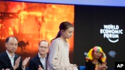 La joven ambientalista sueca Greta Thunberg respondió a declaraciones del Secretario del Tesoro de EE.UU. Steven Mnuchin, en el Foro de Davos. En la foto, Greta tras su exposición en el FEM, el martes 21 de enero de 2020. AP/Michael Probst.