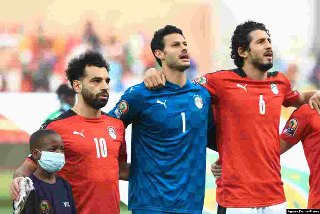Egypt&#39;s forward Mohamed Salah (L), goalkeeper Mohamed El Shenawy (C) and defender Ahmed Hegazi (R) line up prior to the match against Nigeria.