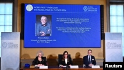 Комітет Нобелівської премії з фізики оголошує Френсіса Гальзена лауреатом Нобелівської премії з фізики 2026 року. Фото з пресконференції в Королівській шведській академії наук у Стокгольмі (Швеція), 6 жовтня.  TT News Agency/Christine Olsson via REUTERS