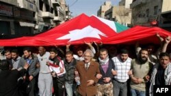 Proreformski demonstranti u Jordanu koračaju ulicama noseći ogromnu jordansku zastavu