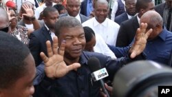 Joao Lourenco, akionyesha kidole chake chenye rangi ya wino akikabiliana na wanahabari baada ya kupiga kura yake katika uchaguzi huko Luanda, Angola, Agosti 25, 2017. Mgombea huyo anaongoza katika uchaguzi wa sasa akitarajiwa kushinda muhula wa pili. (AP Photo/Bruno Fonseca.
