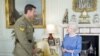 Ratu Inggris Elizabeth II menyapa Ben Robert-Smith, dari Australia, yang baru-baru ini dianugerahi Victoria Cross pada 2011. Hakim menyatakan ia secara tidak sah membunuh tahanan di Afghanistan.(Foto: AP)