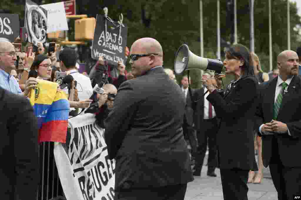 نیکی هیلی، سفیر ایالات متحده در سازمان ملل در حال سخنرانی برای تظاهرکنندگان ونزوئلایی در بیرون از مقر سازمان ملل.&nbsp;