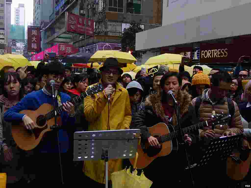 香港流行歌手黄耀明及何韵诗等文化监暴成员及音乐人，圣诞日在旺角街头演唱