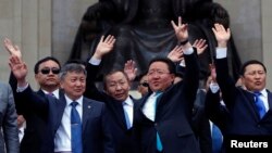 蒙古国总统额勒贝格道尔吉(右二)赢得第二届任期