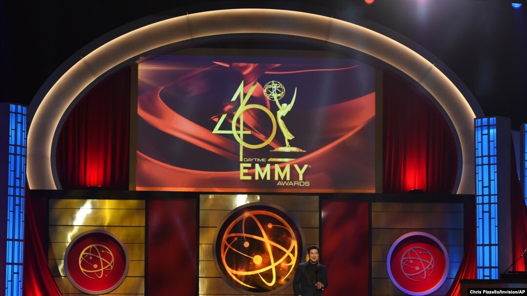 El actor Mario López, actuando como conductor de la edición 46 de los Premios Emmy Diurnos, en Pasadena, California, el 5 de mayo de 2019.
