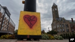 ARCHIVO: Imagen de un corazón herido en un calle al otro la del ayuntamiento de Springfield, Ohio, el 17 de septiembre de 2024.