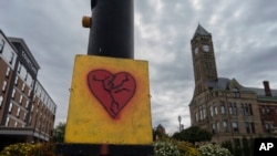 Slika slomljenog srca postavljena preko puta gradske skupštine, pored zgrade Centra za nasleđe okruga Klark, 17. septembar, 2024, Springfild. (Foto: AP/Carolyn Kaster)