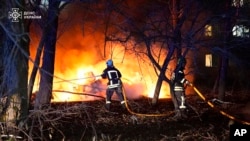 En esta imagen proporcionada por el Servicio ucraniano de Emergencias, bomberos extinguen el incendio tras un ataque de cohete ruso que afectó a un edificio de varias plantas en Sumy, Ucrania, el domingo 17 de noviembre de 2024. (Servicio ucraniano de Emergencias via AP)