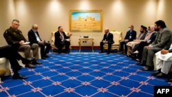 El secretario de Estado de EE.UU., Mike Pompeo se reúne el sábado 21 de noviembre de 2020 en Doha, Catar, con el ministro de la Paz 