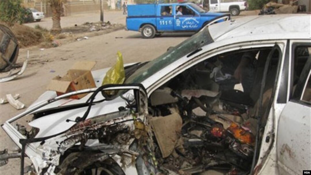Salah satu mobil konvoi yang membawa Wakil Menteri Ilmu dan Teknologi Irak setelah terkena bom pinggir jalan di Baghdad.