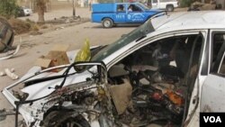 Salah satu mobil konvoi yang membawa Wakil Menteri Ilmu dan Teknologi Irak setelah terkena bom pinggir jalan di Baghdad.