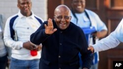 ARCHIVO - En esta fotografía de archivo del lunes 6 de mayo de 2019, el arzobispo emérito Desmond Tutu sale de su casa en Ciudad del Cabo, Sudáfrica.