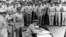 美国海军上将尼米兹1945年9月2日在密苏里号军舰上代表美国签署接受日本投降文件（美国海军照片）