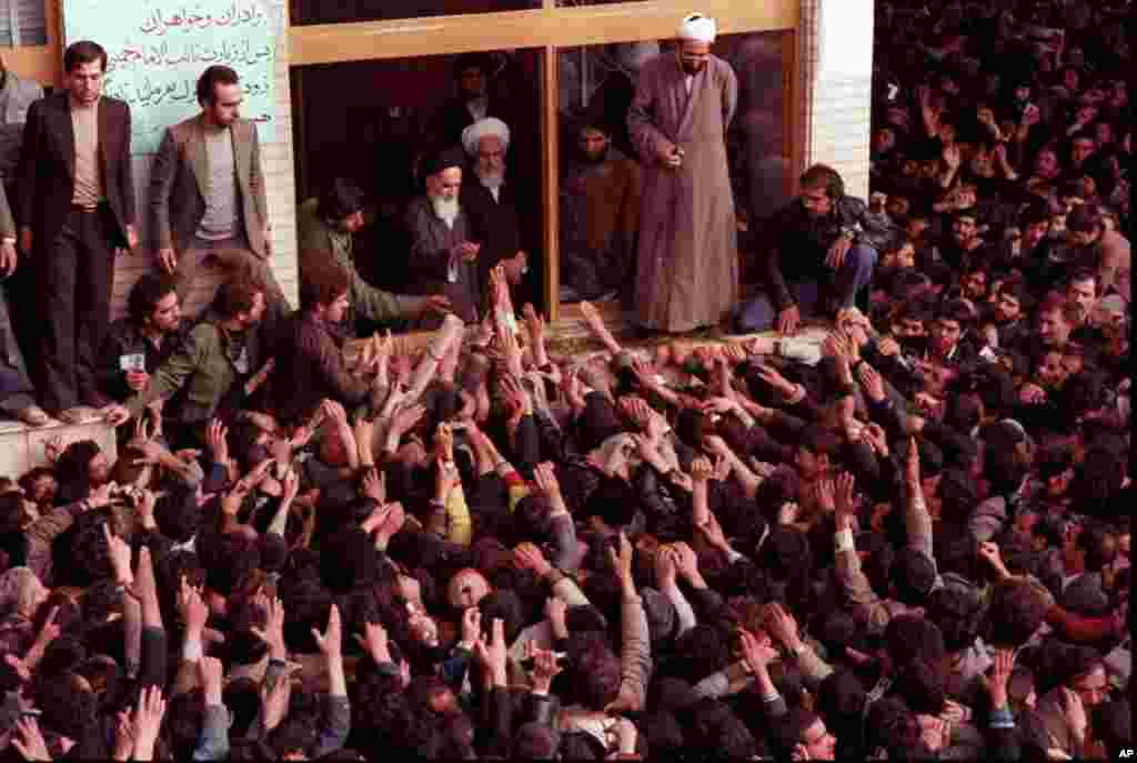 آیت الله روح الله خمینی روز ۱۲ بهمن ۱۳۵۷ هنگام ورود به تهران با استقبال گرم هوادارانش رو به رو شد.