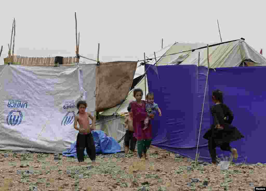 اقوام متحدہ کے ادارہ برائے پناہ گزین &rsquo;یو این ایچ سی آر&lsquo; سمیت دیگر ادارے ان پاکستانی خاندانوں کی مدد کر رہے ہیں۔