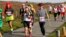 Des concurrents courent le long du vignoble lors du Marathon International du Beaujolais à Cercie, en France, le 22 novembre 2014. 