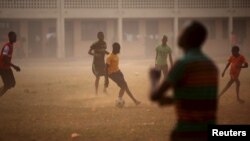 Des enfants jouent au football dans une cour de recréation à Bangui, Centrafrique, le 14 février 2016. 