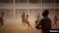 Des jeunes enfants jouent au football dans une cour de recréation à Bangui, Centrafrique, le 14 février 2016. 