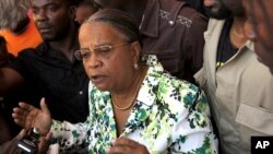 Haitian presidential candidate Mirlande Manigat talks to members of the press after casting her vote in downtown Port-au-Prince, 28 Nov 2010