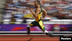 El deportista Oscar Pistorius le dio la vuelta a la pista en 45,44 segundos y quedó en segundo lugar en las eliminatorias.