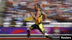 Oscar Pistorius compite durante la primera ronda de las eliminatorias masculinas de 400 metros en los Juegos Olímpicos de Londres 2012, en el Estadio Olímpico el 4 de agosto de 2012.