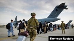 호주군 장병들이 아프가니스탄 카불의 하미드 카르자이 국제공항에서 자국민 대피를 돕고있다. 
