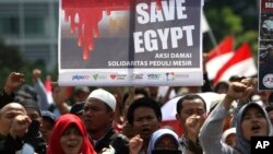 Manifestantes musulmanes indonesios exigen el fin de la violencia en Egipto.