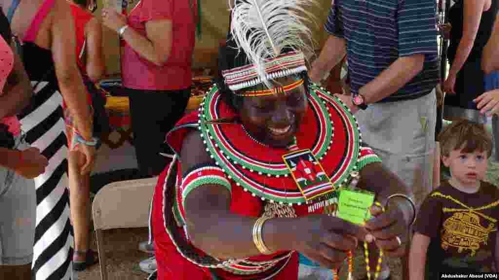 Kibanda cha kuonesha shanga tofauti za kitamaduni kutoka Kenya