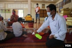 អាចារ្យ​វត្ត​កំពុង​បាញ់​អាល់​កុល​សម្លាប់​មេរោគ នៅ​វត្ត​និរោធ​រង្សី រាជធានី​ភ្នំពេញ ក្នុង​អំឡុងពេលប្រារព្ធ​ពិធី​បុណ្យ​ចូល​ឆ្នាំ​ខ្មែរ​ថ្ងៃទី​២ នៅ​ថ្ងៃ​ទី​១៤ ខែមេសា ឆ្នាំ​២០២០។ (កាន់ វិច្ឆិកា/VOA)