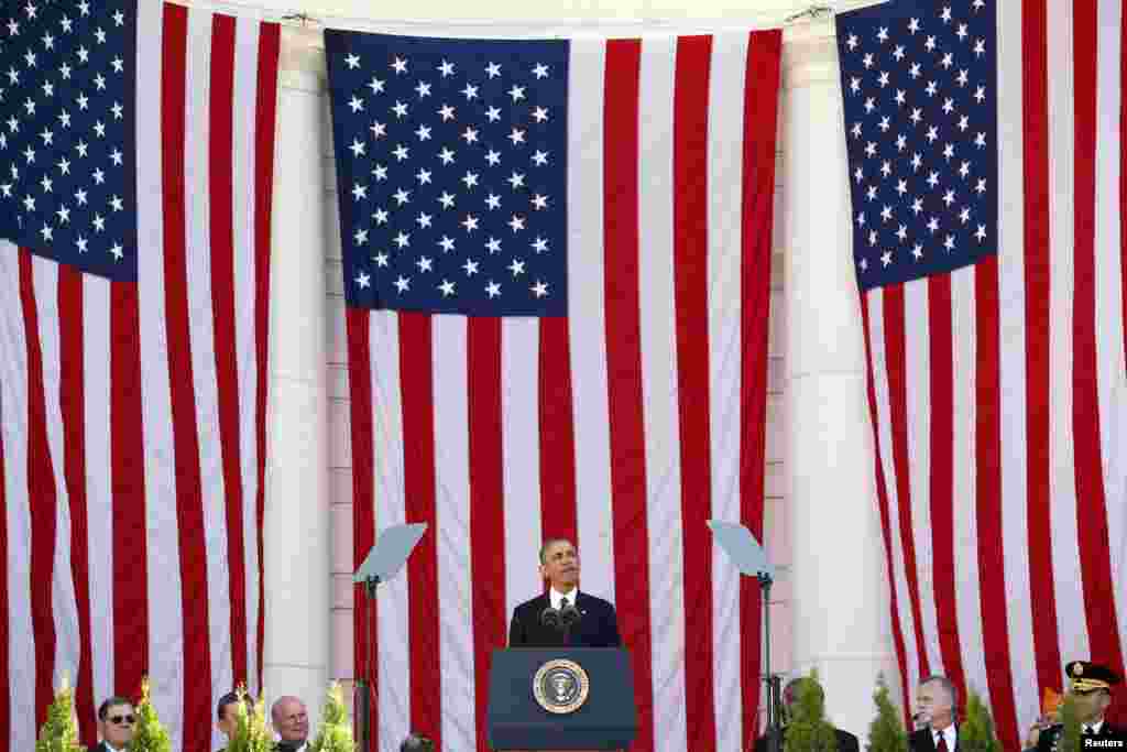 امریکی صدر براک اوباما سابق فوجیوں کی یاد میں منائے گئے دن خطاب کر رہے ہیں۔