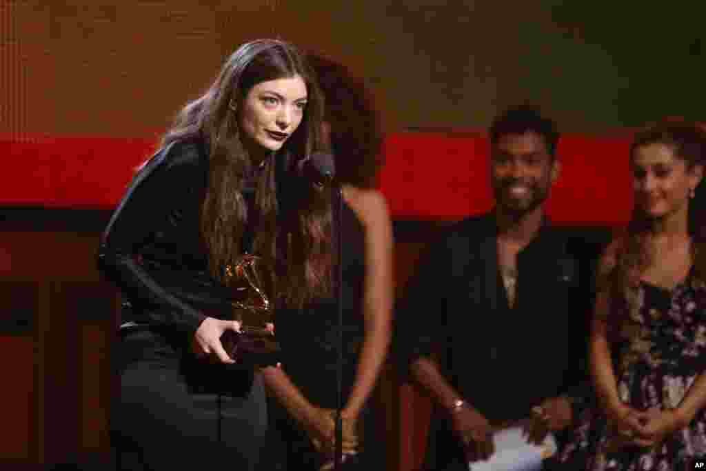 Penyanyi muda asal Selandia Baru, Lorde, menerima Grammy Award untuk penampilan solo pop terbaik. Lagunya, &quot;Royals&quot;, juga menjadi lagu tahun ini. (AP/Matt Sayles)