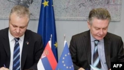 Potpredsednik Vlade Mladjan Dinkić i komesar EU za trgovinu Karel de Guht su danas u Briselu potpisali protokol koji Srbiji obezbedjuje važnu podršku Evropske unije za ulazak u Svetsku trgovinsku organizaciju