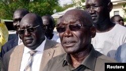 Le chef de l'armée évincée du Soudan du Sud, Paul Malong, s'adresse aux médias après son retour à Juba, la capitale du Soudan du Sud.