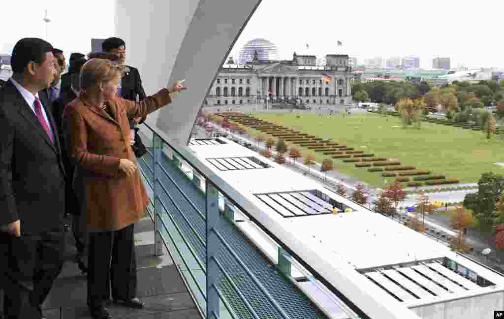 2009年10月12日，德国总理默克尔在总理府把德国议会大楼指给中国副主席习近平看。德国国会大厦是德国强有力的标志。这座建筑在1933年毁于大火。人们认为纵火者被纳粹收买了，纳粹把罪责栽赃给共产党人，以此为借口实行紧急状态，大大限制公民权利。