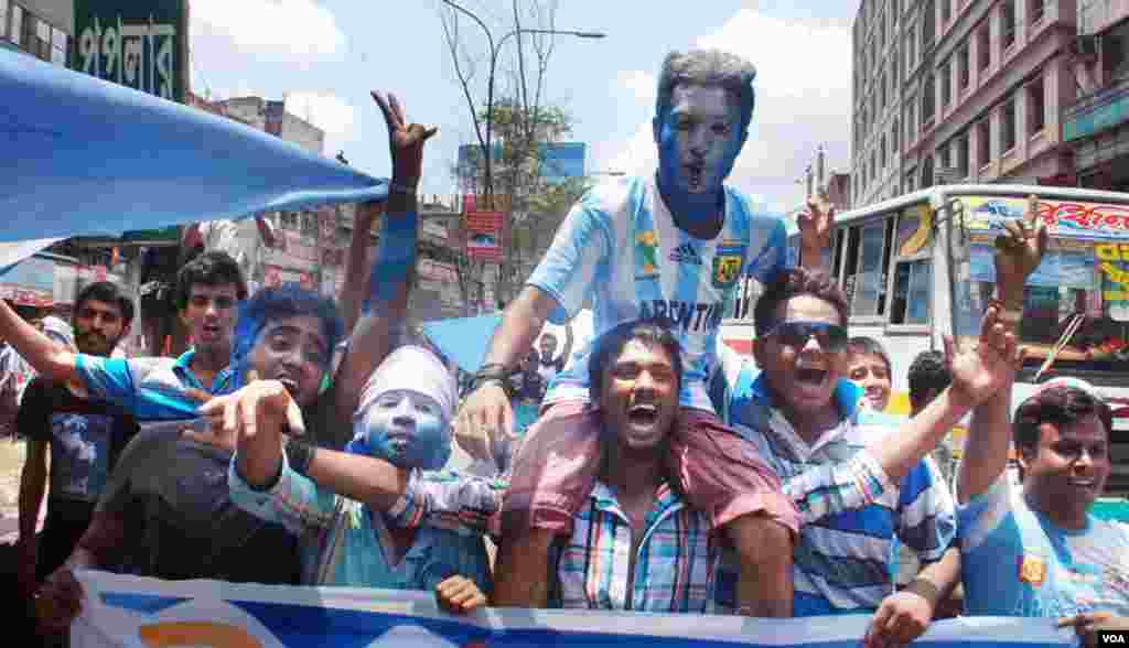 Enthusiastic crowds of young World Cup fans paint the flag of Argentina on their faces, Bangladesh, June 10, 2014. (VOA)