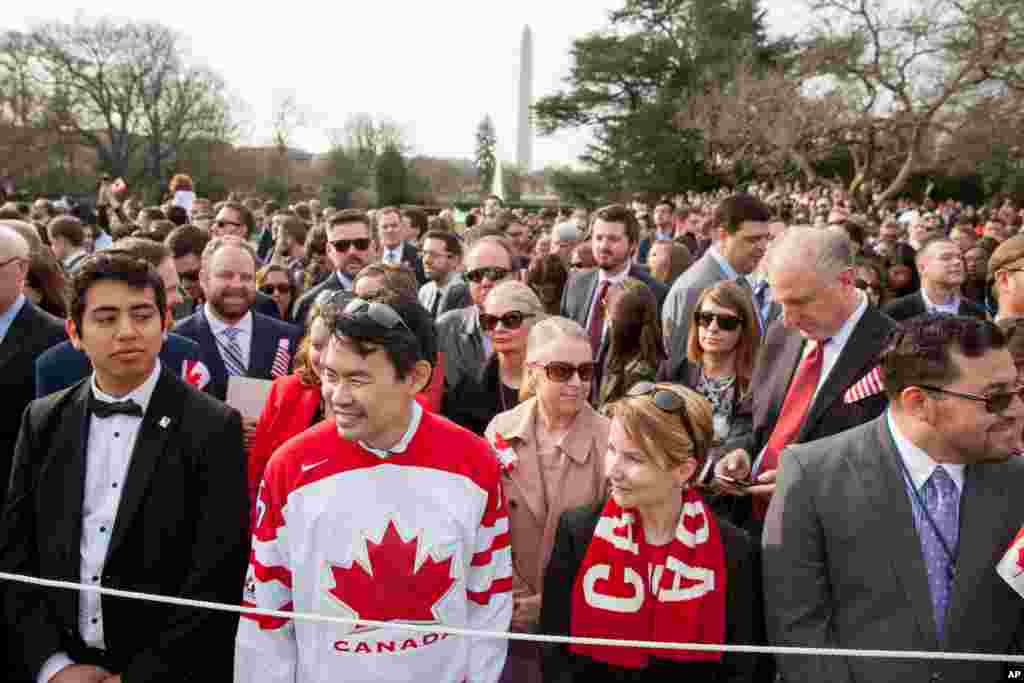 Warga berkumpul di halaman Gedung Putih untuk upacara penyambutan Perdana Menteri Kanada Justin Trudeau di Gedung Putih, Washington (10/3).&nbsp;(AP/Andrew Harnik)